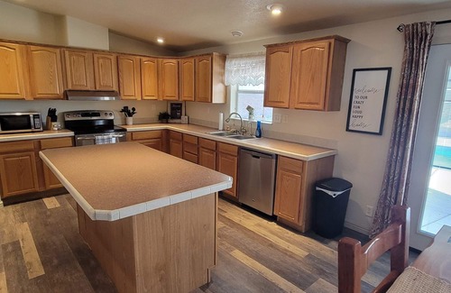 Parker Strip House | Experience Parker Strip Pool House with Game Room & Ocean Views