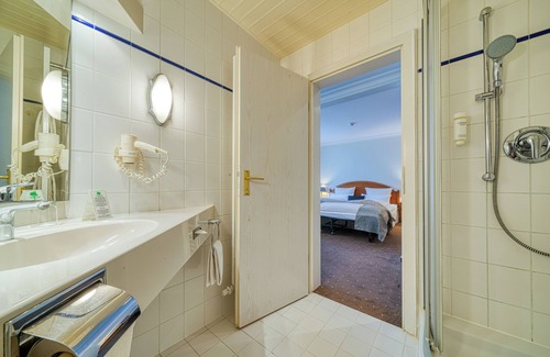Zinnowitz Hotel | Tranquil Retreat at Parkhotel Am Glienberg with Spa & Pool