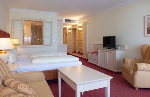 Bad Schallerbach Hotel | Parkhotel: Guest Rated 8.8 with Pool & Spa Amenities