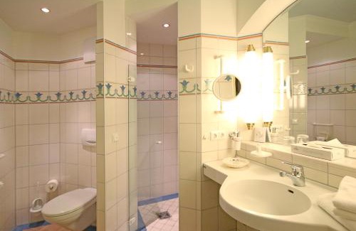Bad Fuessing Hotel | Elegant Parkhotel: Oceanfront Bliss with Spa & Pool