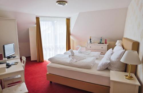 Oranienbaum-Worlitz Hotel | Explore Parkhotel Wörlitz: Pet-Friendly Retreat with Hot Tub
