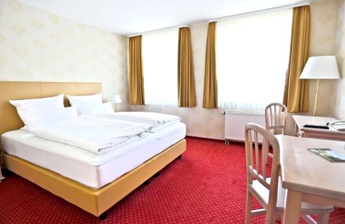 Oranienbaum-Worlitz Hotel | Explore Parkhotel Wörlitz: Pet-Friendly Retreat with Hot Tub