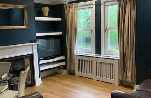 Ashtead Apartment | Convenient Stay Near Pubs and Restaurants with Parking