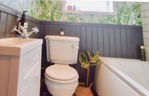 Ashtead Apartment | Convenient Stay Near Pubs and Restaurants with Parking