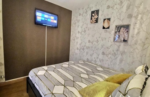 Centre Erlon Apartment | Central City Hotel with Parking & Family-Friendly Amenities