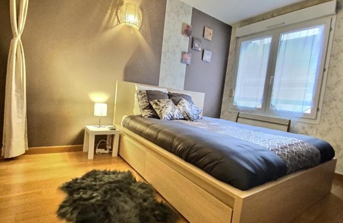 Centre Erlon Apartment | Central City Hotel with Parking & Family-Friendly Amenities