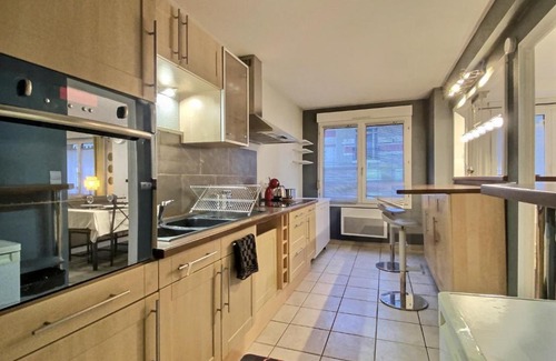 Centre Erlon Apartment | Central City Hotel with Parking & Family-Friendly Amenities