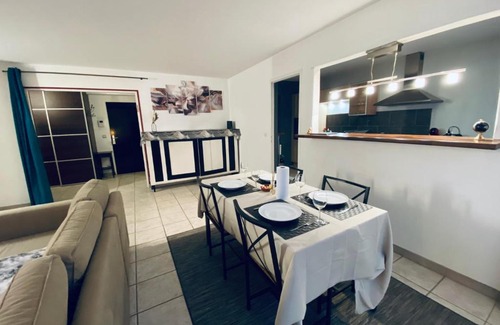 Centre Erlon Apartment | Central City Hotel with Parking & Family-Friendly Amenities