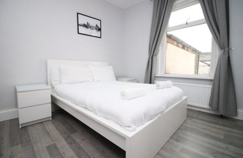 Adamsdown House | Stylish 2BR Hotel with Parking | Pet & Child Friendly