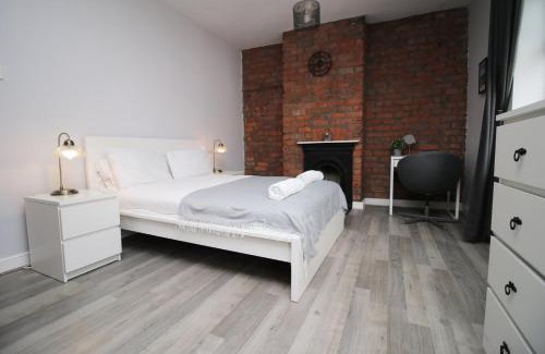 Adamsdown House | Stylish 2BR Hotel with Parking | Pet & Child Friendly