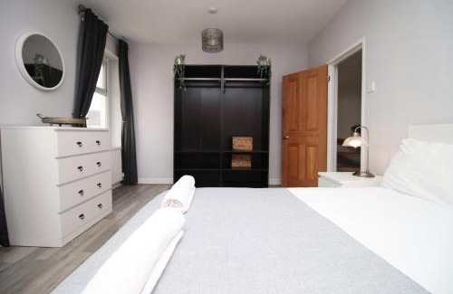 Adamsdown House | Stylish 2BR Hotel with Parking | Pet & Child Friendly