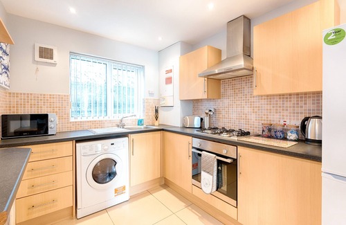 Landore House | Convenient Stay Next to The Liberty Stadium with Kitchen