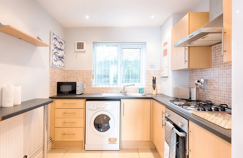 Landore House | Convenient Stay Next to The Liberty Stadium with Kitchen