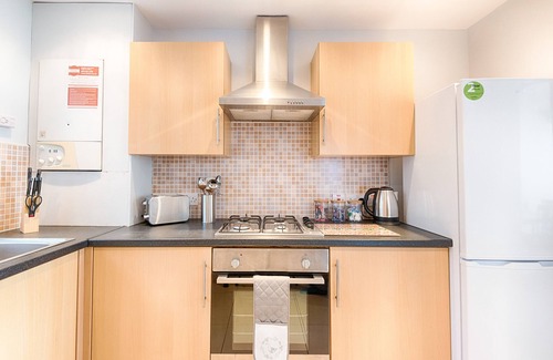 Landore House | Convenient Stay Next to The Liberty Stadium with Kitchen