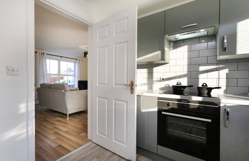 Lincoln House | Family-Friendly Retreat with Parking & Fast Wi-Fi Access