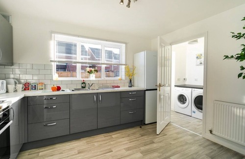 Lincoln House | Family-Friendly Retreat with Parking & Fast Wi-Fi Access