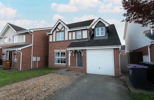 Lincoln House | Family-Friendly Retreat with Parking & Fast Wi-Fi Access