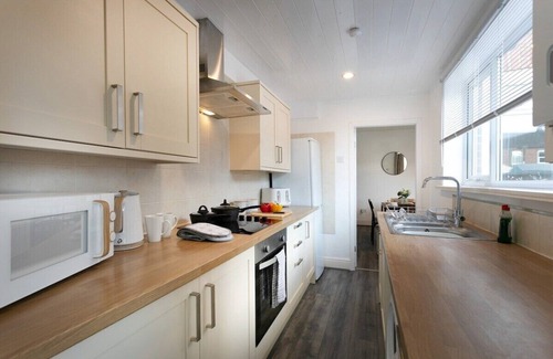 Lincoln House | Ideal Stay with Parking, Kitchen & Fast Wi-Fi for 5