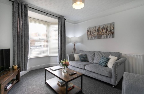Lincoln House | Ideal Stay with Parking, Kitchen & Fast Wi-Fi for 5