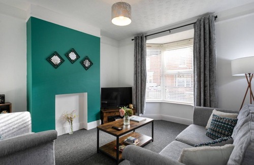 Lincoln House | Ideal Stay with Parking, Kitchen & Fast Wi-Fi for 5