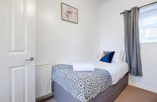 Bon-y-maen Apartment | Convenient Jersey Lodge with Parking for Family Getaways