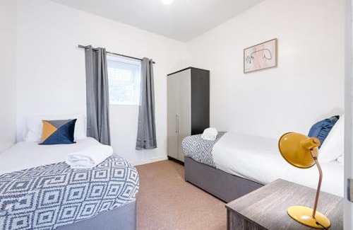 Bon-y-maen Apartment | Convenient Jersey Lodge with Parking for Family Getaways