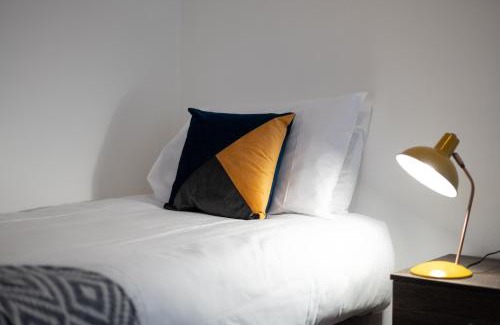 Bon-y-maen Apartment | Convenient Jersey Lodge with Parking for Family Getaways