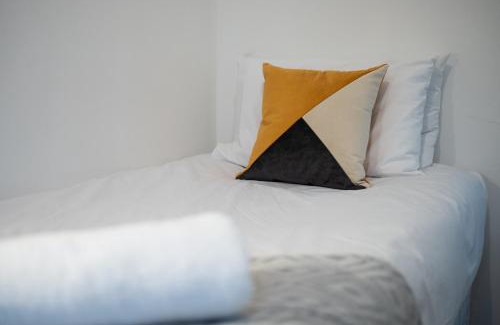 Bon-y-maen Apartment | Convenient Jersey Lodge with Parking for Family Getaways