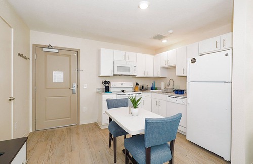 Richardson Hotel | Experience Parks Residential in Richardson with Pool & Spa