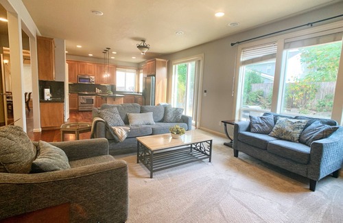 Starcrest House | Parkside 5B Retreat: Family-Friendly Stay with BBQ Access