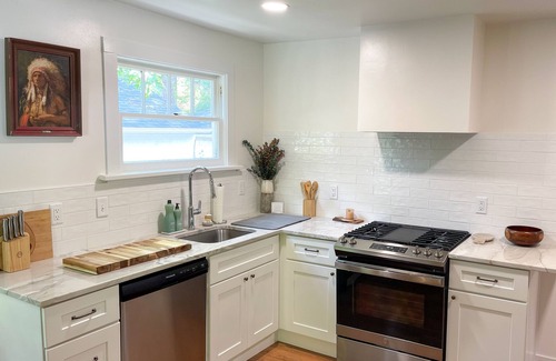 Manito House | Parkside Bungalow: Family-Friendly Retreat near Manito Park