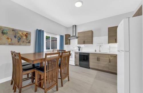 Leamington Apartment | Idyllic Parkside Flat - Seacliff Beach Suites with Ocean Views