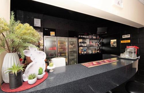 Ayr Hotel | Cozy Parkside Motel Ayr with Oceanfront Pool & Restaurant