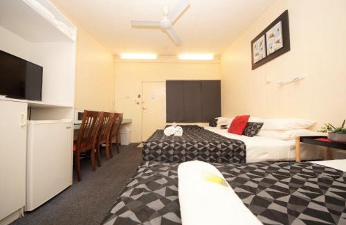 Ayr Hotel | Cozy Parkside Motel Ayr with Oceanfront Pool & Restaurant