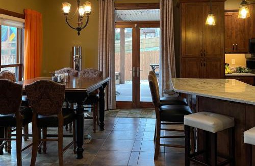 Rapid City House | Unforgettable Parkside Paradise: Top-Rated Child-Friendly Stay