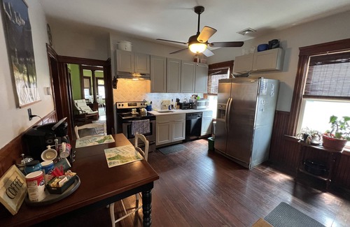 Mount Pleasant Apartment | Spacious ParkView Apt: 3 Bedrooms with Porch Views