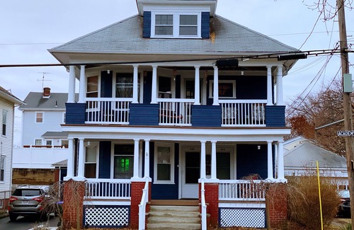 Mount Pleasant Apartment | Spacious ParkView Apt: 3 Bedrooms with Porch Views