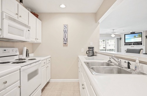 Osage Beach Condo | Inviting Parkview Bay Condo with Pool & Lake Views