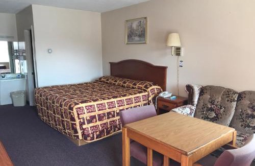 Corning Hotel | Cozy Parkview Motel: Family-Friendly with Breakfast & Hot Tub