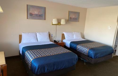 Corning Hotel | Cozy Parkview Motel: Family-Friendly with Breakfast & Hot Tub