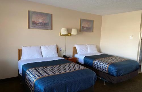 Corning Hotel | Cozy Parkview Motel: Family-Friendly with Breakfast & Hot Tub