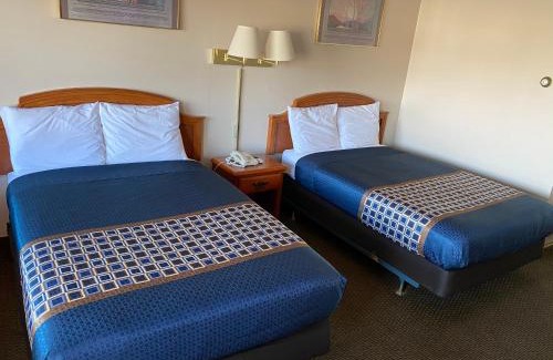 Corning Hotel | Cozy Parkview Motel: Family-Friendly with Breakfast & Hot Tub