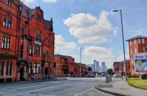 Cheetham Hill Hotel | Family-Friendly Parkview Residence for Memorable Stays
