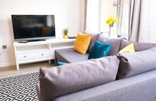 Cribbs Causeway Apartment | Parkway House - Modern Comfort with Easy Transport Access