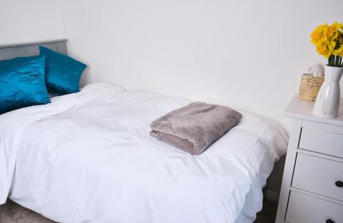 Cribbs Causeway Apartment | Parkway House - Modern Comfort with Easy Transport Access