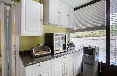 New Castle Hotel | Budget-Friendly Parkway Inn of Birmingham with Kitchen Amenities