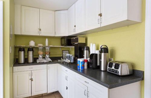 New Castle Hotel | Budget-Friendly Parkway Inn of Birmingham with Kitchen Amenities