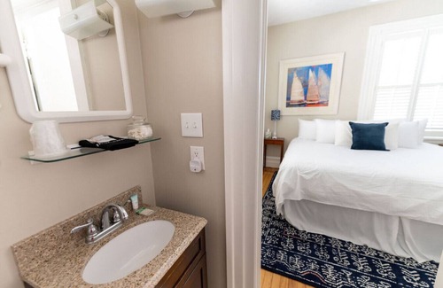 Edenton Bed & Breakfast | Enjoy Family-Friendly Stays at Captain's Quarters Rm 5