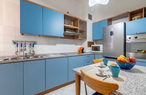 Parma City Centre Apartment | Parma Station Colorful Apartment with Balcony x5
