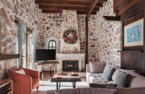 Amfikleia-Elateia Ski Chalet | Discover Parnassus Woodstone Chalet: Family-Friendly Retreat
